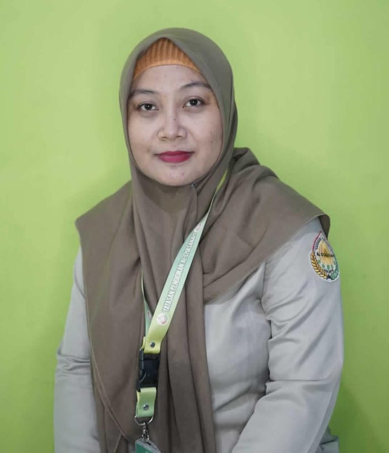 Lia Kurniasari (Tata Usaha)